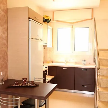 Christine - Maisonettes With Fireplace Apartment Aliveri